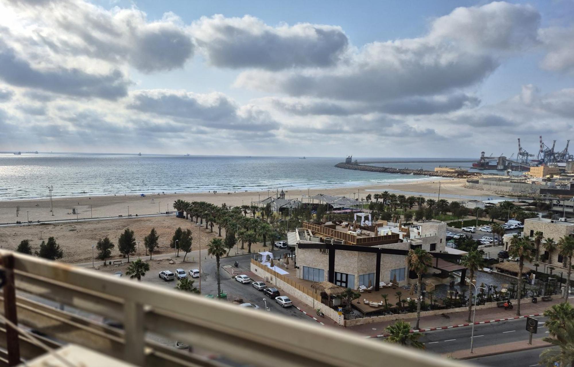 Lovely Three-room Above The Promenade Apartment Aschdod